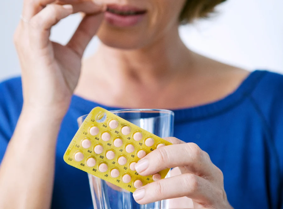 Dra Renata - Endocrino - Mulher tomando remedio